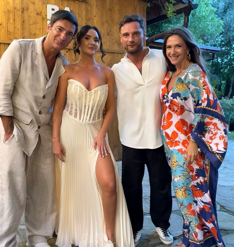 Adela Popescu și Radu V&acirc;lcan, alături de fratele prezentatorului și soția lui