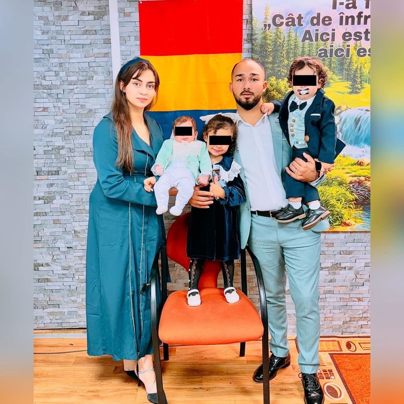 Noemi și Bogdan, alături de copiii lor