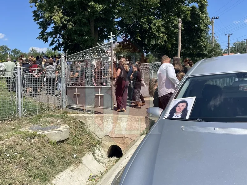 Imagine de la înmormântarea Ralucăi