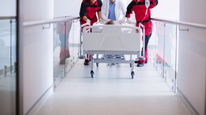 Un copil în vârstă de doar trei ani a reușit să supraviețuiască în mod miraculos, după ce a căzut de la etajul trei al unui bloc, în Argeș. A fost transportat de urgență la spital