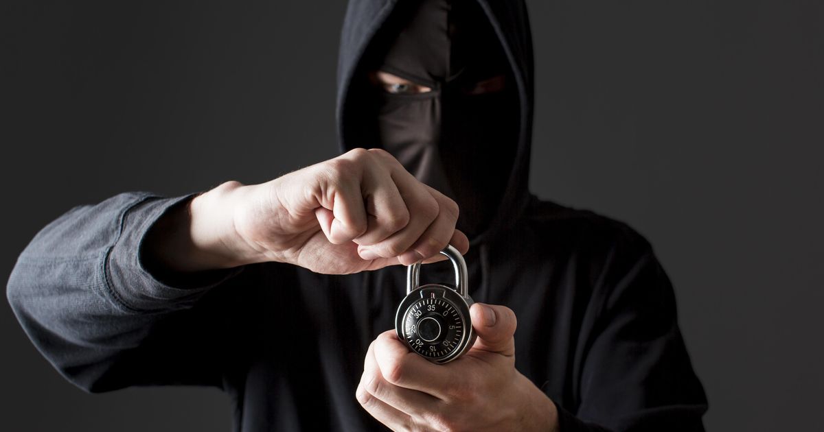 Trei bărbați au fost reținuți de polițiști după ce ar fi furat un seif cu 20.000 de euro, în București! Cel de-al patrulea suspect este în continuare căutat