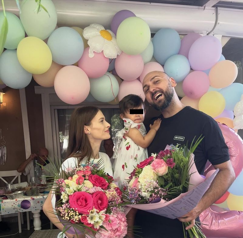 Teodora și Alex Marcu alături de fetița lor