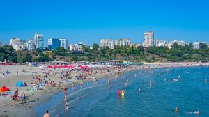 Specialiștii avertizează că o bacterie periculoasă se dezvoltă în apa Mării Negre! Cum a luat naștere acest fenomen, dar și ce afecțiuni provoacă?