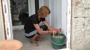 Mama lui Cătălin a aprins lumânări în memoria fiului ei