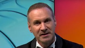 De ce s-a căsătorit în secret Alin Oprea?