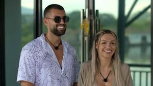 Teo confirmă relația cu Ella?! Reacția incredibilă a ispitei de la Insula iubirii după mesajul pe care l-a primit de la un internaut. Fanii sunt în extaz