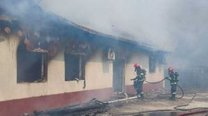 Biserică din Ialomița, cuprinsă de flăcări! Șapte persoane, printre care și patru copii, au fost evacuate