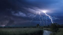 Alertă meteo de furtuni violente, ploi torențiale și descărcări electrice în mai multe județe din țară! ANM a emis cod galben și portocaliu! Harta zonelor afectate