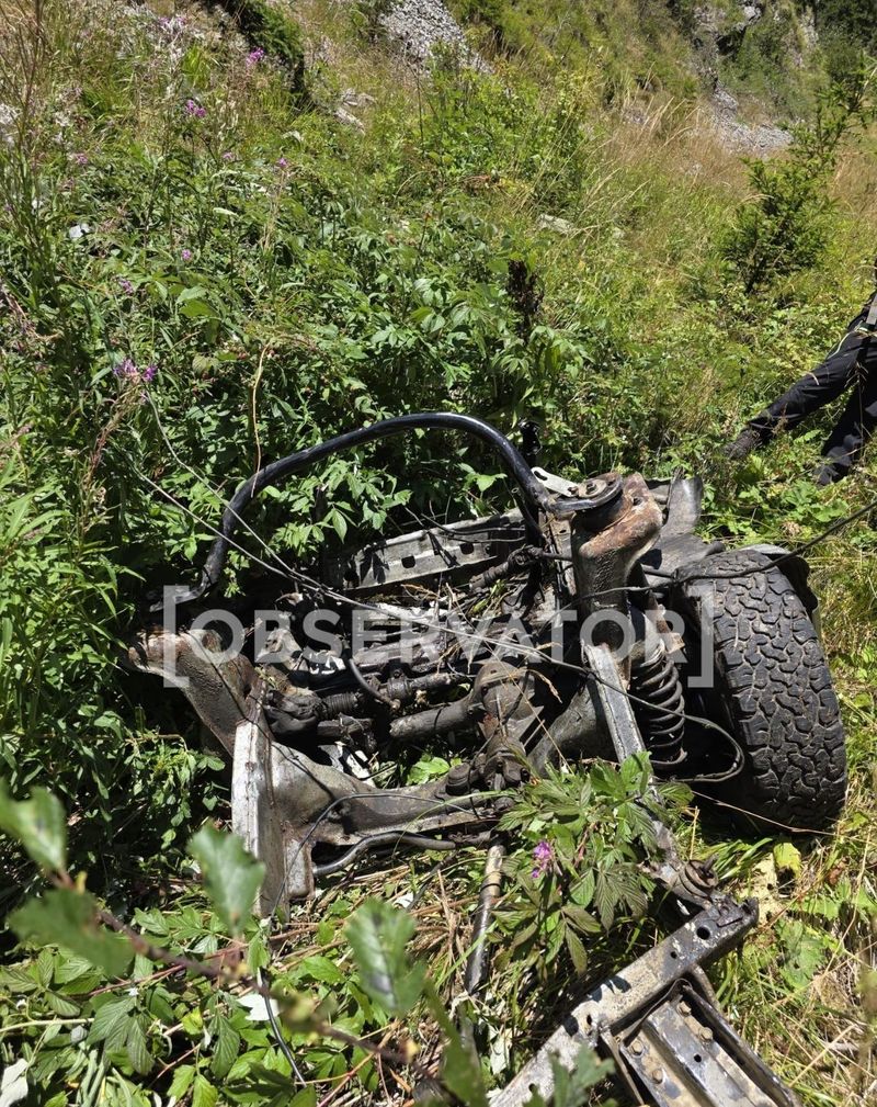 Imagine cu epava mașinii distruse în tragedia din Argeș