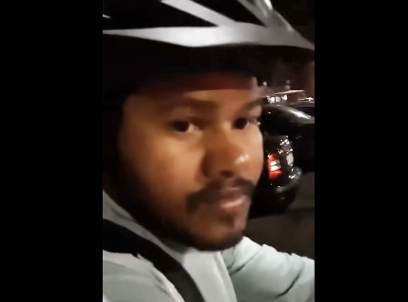 livrator bolt lovit cu pumnul