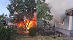 Explozie puternică, urmată de incendiu, într-o locuință din Botoșani! Un bărbat în vârstă de 55 de ani a ajuns de urgență la spital cu arsuri grave