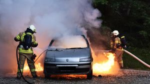 Accident tragic în București! Un șofer a murit carbonizat, după ce a căzut cu mașina de pe o pasarelă