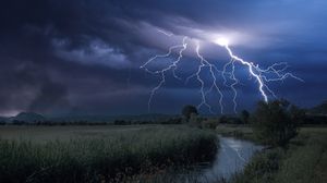 Avertizare de fenomene extreme! Cod galben de furtuni în 15 județe din România