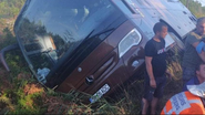 Imagine cu autocarul răsturnat în Franța