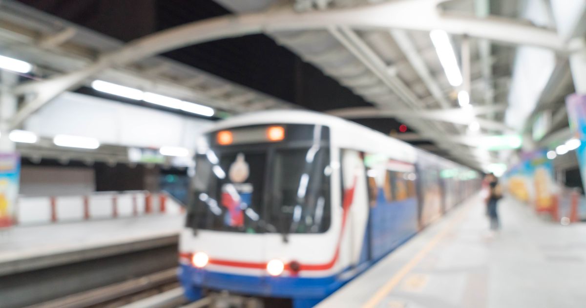 Panică în metrou: zeci de călători evacuați, după ce un om s-a aruncat în fața trenului. Oamenii au fost nevoiți să parcurgă tunelul pe jos