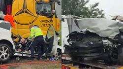 Accident cumplit în Suceava! O femeie a murit, după ce a intrat cu mașina sub un TIR. Cele trei fiice ale ei sunt grav rănite
