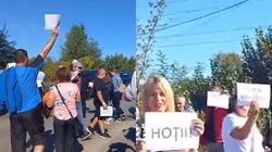 Protest uriaș în Hunedoara, după închiderea combinatului! Foștii angajați au dat buzna peste conducere și au blocat un drum național. Autoritățile sunt în alertă