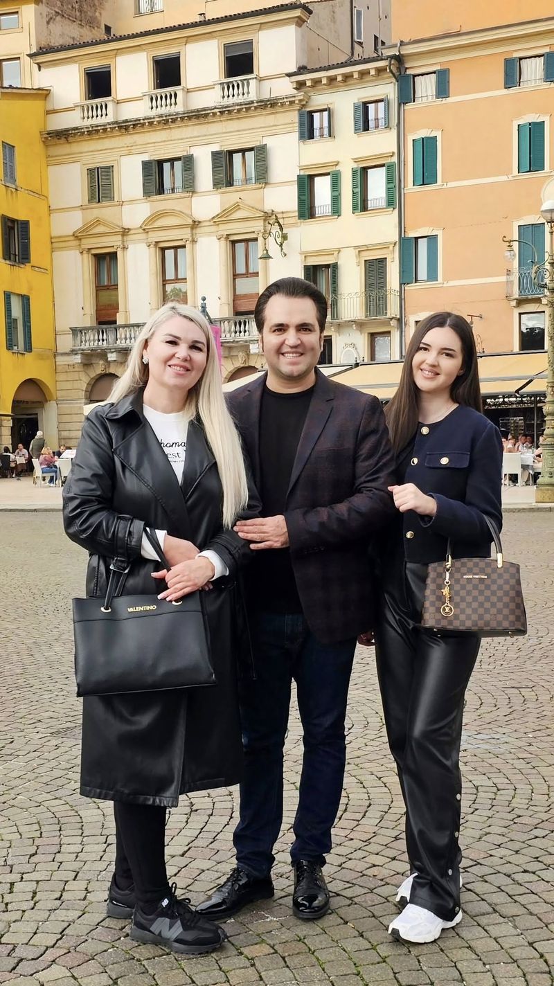 Igor Cuciuc alături de soția și fiica lui