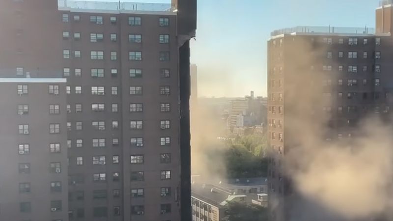 Momentul în care colțul blocului s-a prăbușit