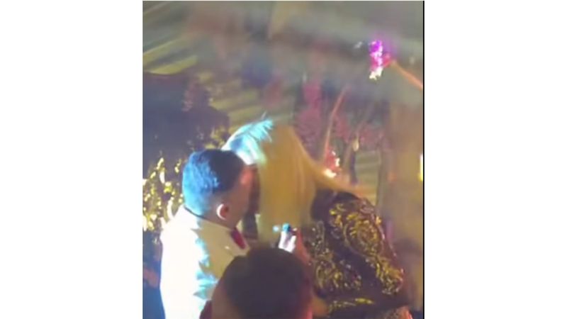 Loredana Groza și Adrian Minune s-au sărutat pe scenă