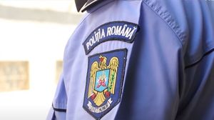 Întorsătură neașteptată la o petrecere din Bocșa! Un adolescent în vârstă de 17 ani a rănit un polițist, după ce a aruncat de la etaj cu o sticlă, iar o altă tânără a spart luneta mașinii oamenilor legii