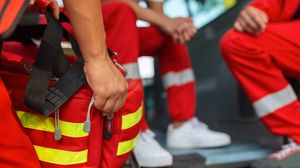 Accident teribil între o ambulanță și un autoturism, în Cluj! O femeie este în stop cardio-respirator, iar alte cinci persoane sunt evaluate medical