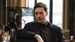 Cine este Feyyaz Şerifoğlu, actorul care cucerește inimile în serialul „Fata de la fereastră”, difuzat la Kanal D. Un parcurs ghidat de pasiune, de la muzică la actorie