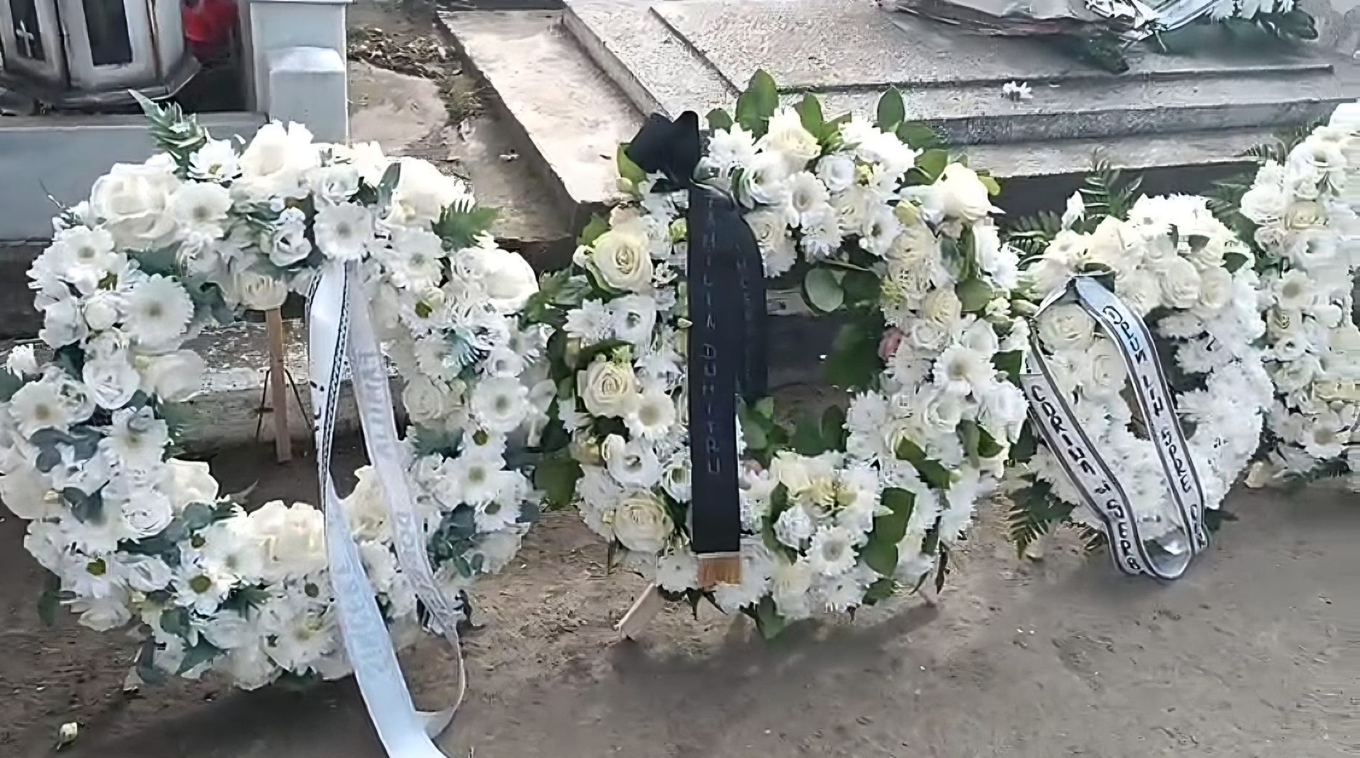 Imaginile durerii la înmormântarea Mădălinei, tânăra care a murit la scurt timp după ce a născut într-un spital privat. A fost condusă pe ultimul drum cu onoruri militare 2 Imaginile durerii la înmormântarea Mădălinei, tânăra care a murit la scurt timp după ce a născut într-un spital privat. A fost condusă pe ultimul drum cu onoruri militare
