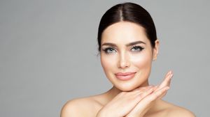 (P) Cum obții look-ul de red carpet fără să mergi la makeup artist