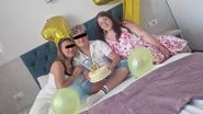 Mirela alături de fratele și mama ei