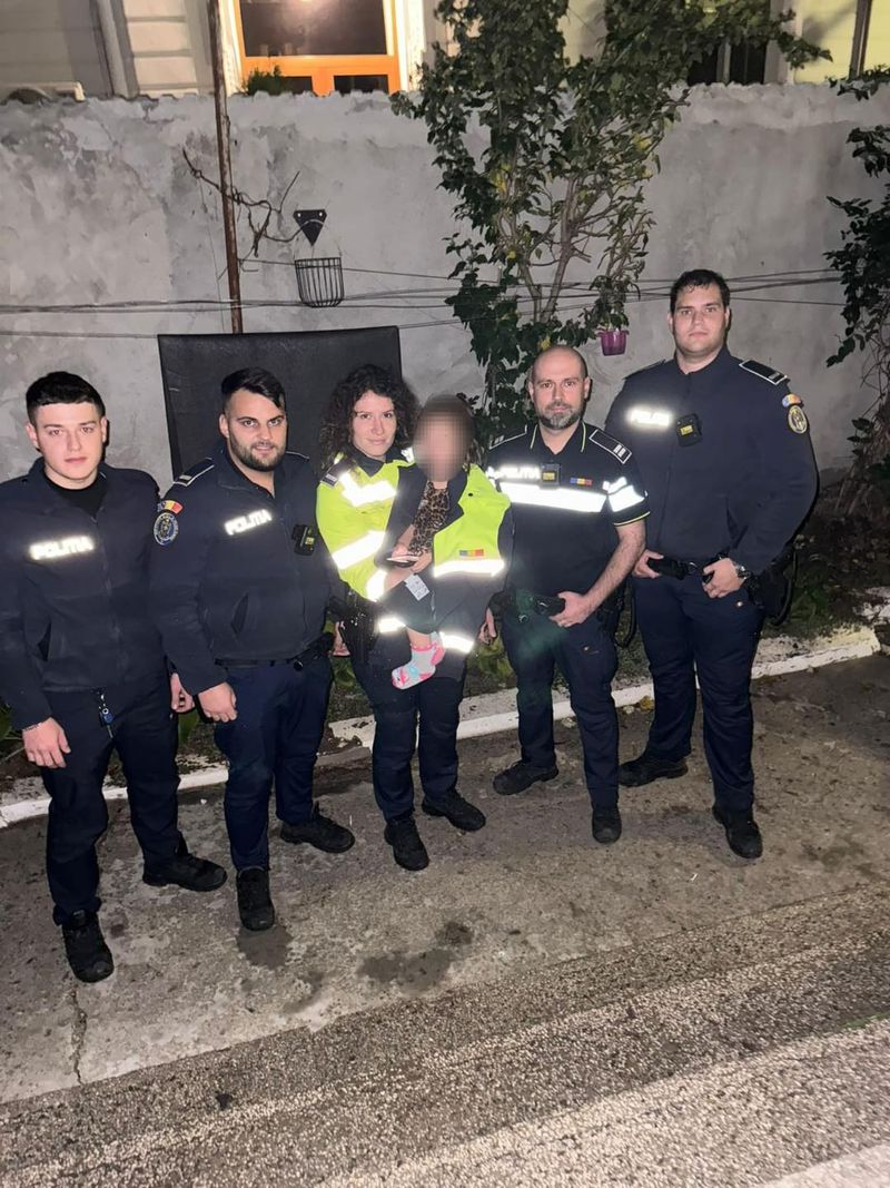 Fetiță de 3 ani, găsită singură și desculță pe stradă Fetiță de 3 ani, găsită singură și desculță pe stradă