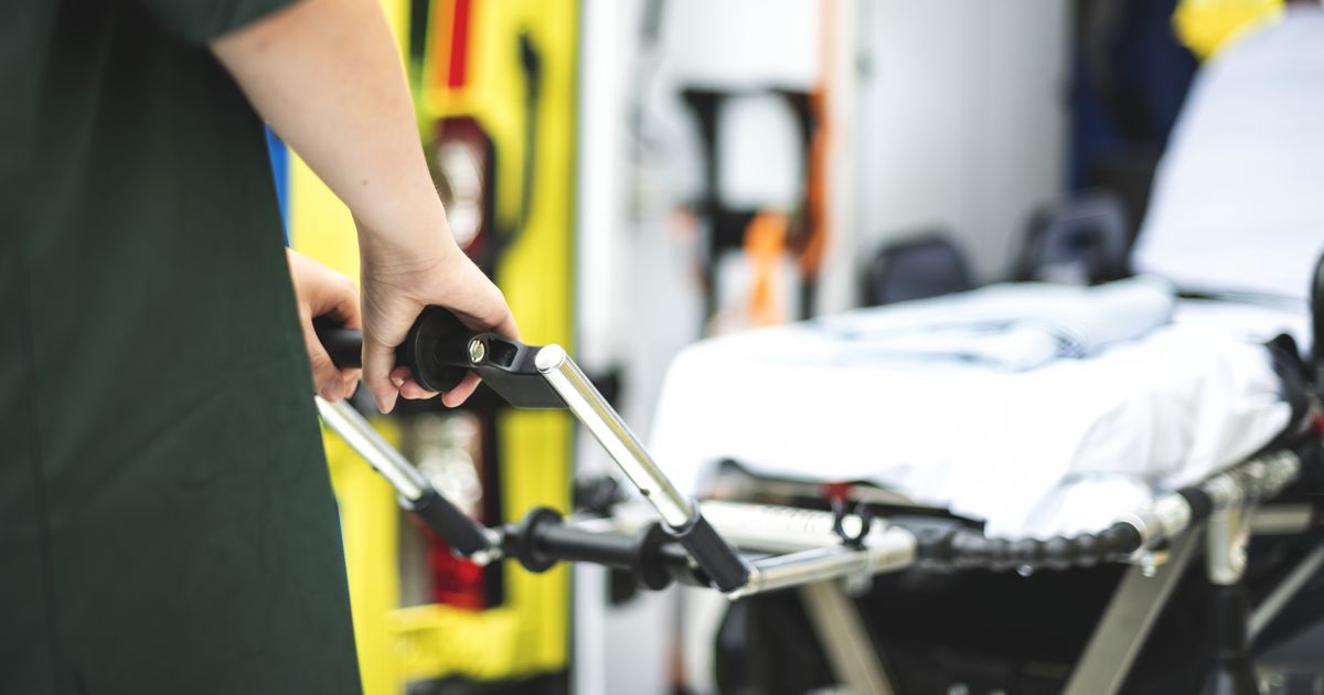 Incident revoltător în Ploiești! Un bărbat a intrat în comă după ce a fost scăpat de pe targă. Cine ar fi, de fapt, bărbatul a cărui viață atârnă acum de un fir de ață