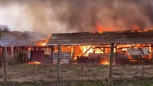 Incendiu violent în Prahova! O casă a fost mistuită de flăcări, iar o victimă a fost găsită carbonizată