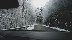 (P) Siguranță pe drumuri reci: cum alegi echiparea potrivită pentru iarnă