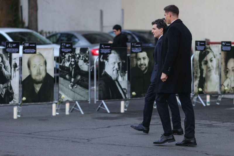 Nicușor Dan, omagiu pentru victimele de la Colectiv Nicușor Dan, omagiu pentru victimele de la Colectiv