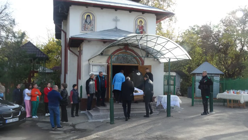 Sicriul cu trupul neînsuflețit al Ștefaniei Szabo, depus la capela spitalului