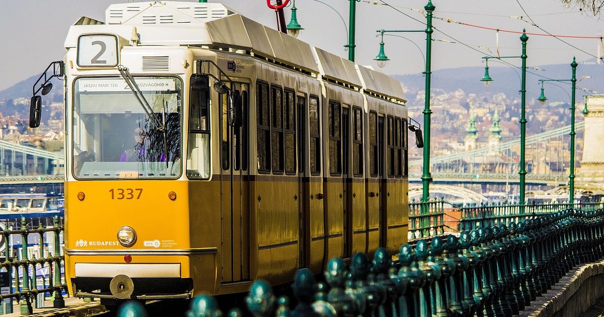 Un bărbat de 40 de ani a fost la un pas de tragedie după ce a fost prins între tramvai și bordură, în Iași! Rezultatele analizelor i