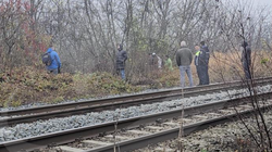 Cadavrul unei tinere, găsit lângă o cale ferată din Bacău. Ce a fost descoperit pe corpul ei e de-a dreptul șocant