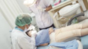 Avocatul clinicii stomatologice, față în față cu declarațiile tatălui fetiței de 2 ani care a murit după anestezie: „Oare au făcut ambii medicii sedarea fără să știe unul de celălalt?” Detalii care capătă o nouă turnură