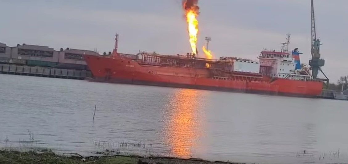 Incendiu de proporții la un petrolier cu GPL din satul Plauru, după un nou atac cu drone la granița României! Localnicii, evacuați de urgență