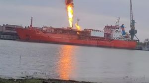 Incendiu de proporții la un petrolier cu GPL din satul Plauru, după un nou atac cu drone la granița României! Localnicii, evacuați de urgență