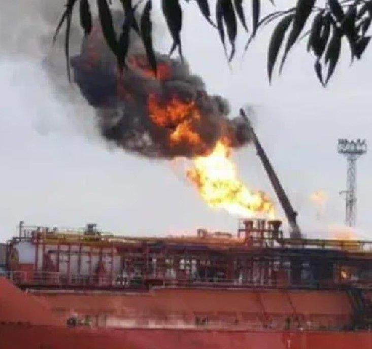 Localitate evacuată după ce o navă a fost lovită de dronă