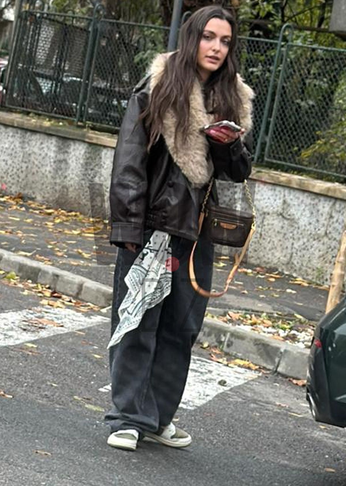 Când el vorbește, ea nu îndrăznește… să-l întrerupă! Alexia Eram și iubitul, surprinși într-o scenă care arată clar cine e cocoșul. Romantismul? E în pauză... | EXCLUSIV