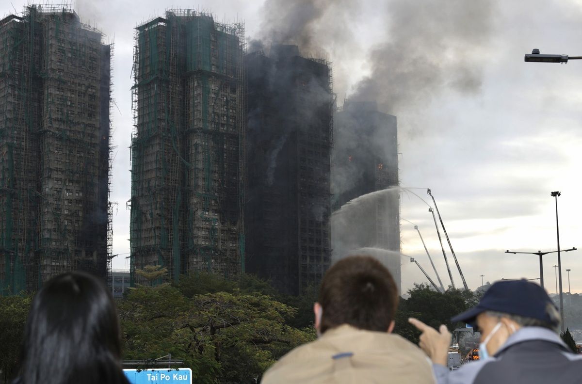 Dezastru apocaliptic în Hong Kong! Zgârie-norii au ars ca torțele: 44 de morți, 279 de dispăruți