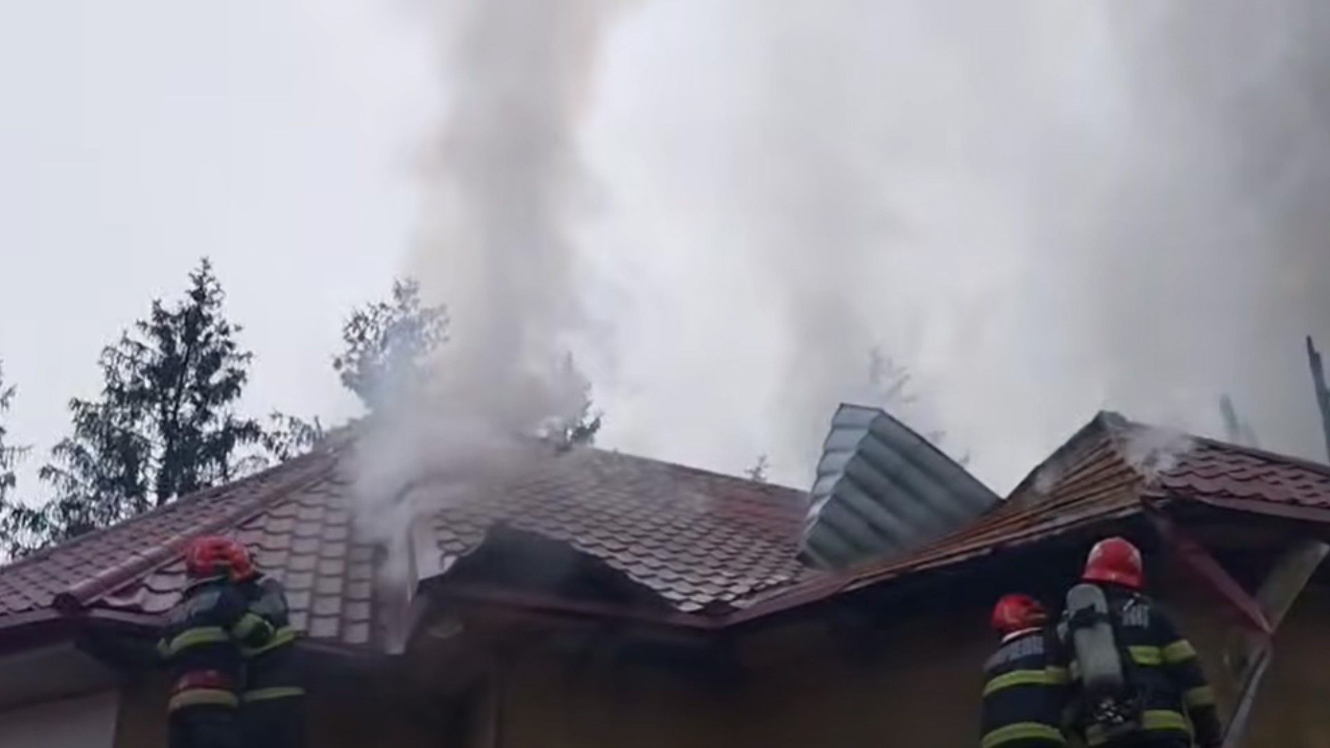 Incendiu devastator în Bacău: arde biserica din Luncani! Pompierii intervin în aceste momente