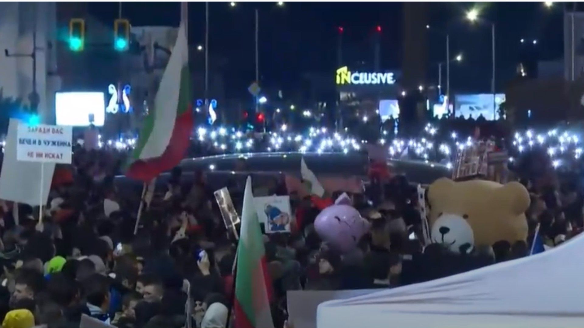 Proteste violente în Bulgaria! Miile de manifestanți au aruncat cu pietre și petarde. Polițiștii au folosit gazele lacrimogene