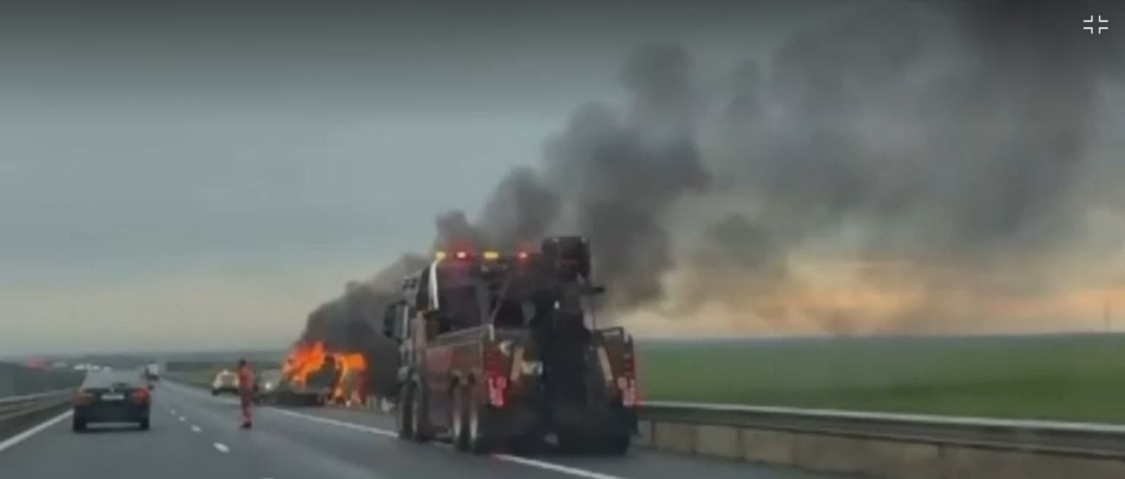 Panică pe autostradă! O ambulanță privată a luat foc, după ce a căzut de pe o platformă
