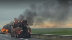 Panică pe autostradă! O ambulanță privată a luat foc, după ce a căzut de pe o platformă