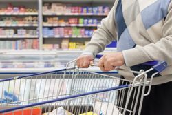 Cardurile de alimente au fost încărcate! Ce condiții trebuie să îndeplinești pentru a beneficia de ajutorul de 125 de lei?