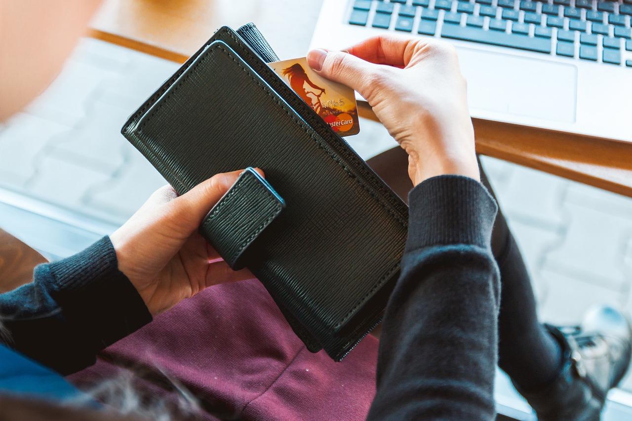 Pensionarii primesc pensiile mai devreme în septembrie 2026. Când intră banii pe card